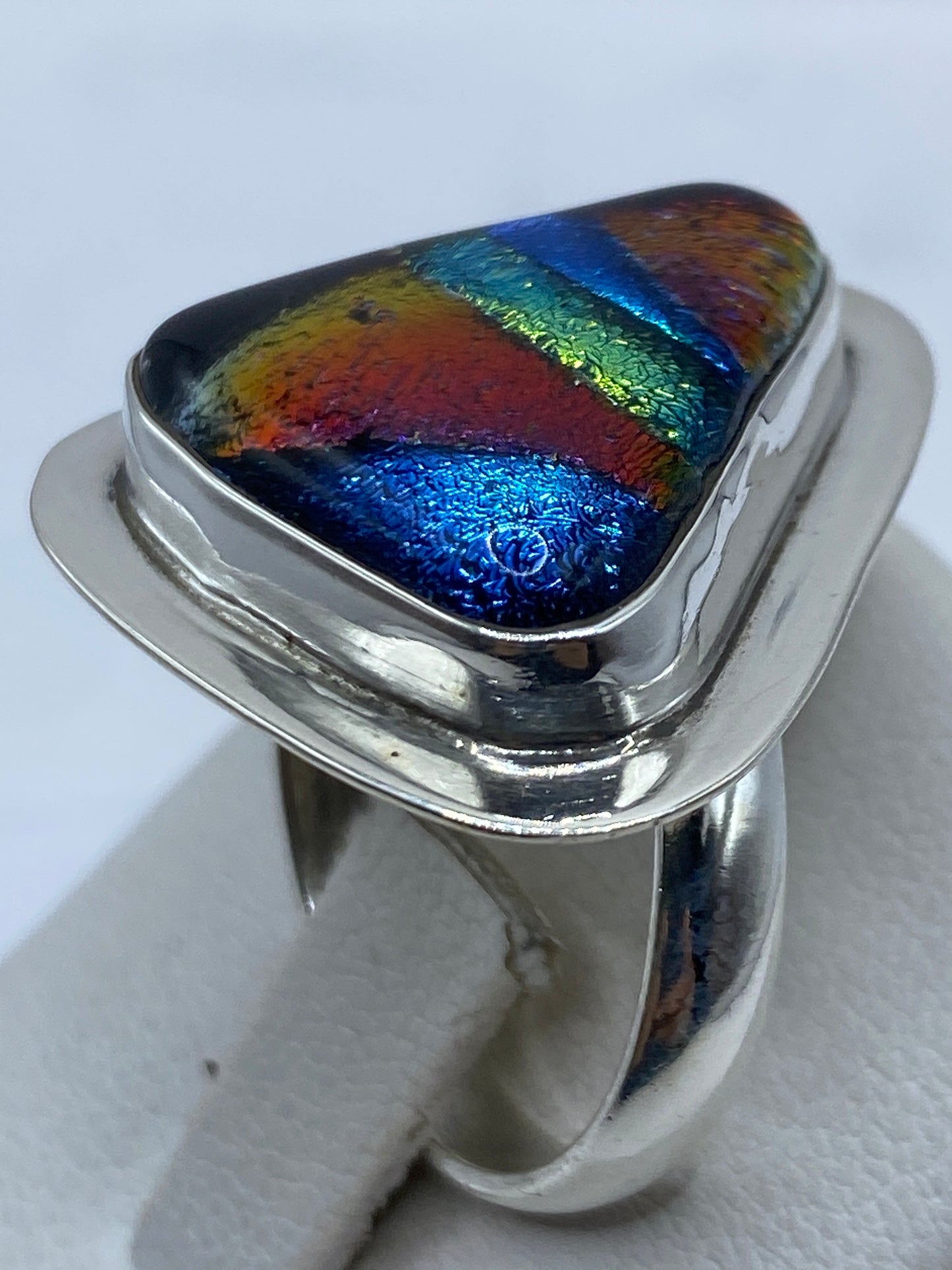 Anillo ajustable de plata .925 en la mano mostrando el brillo de la piedra
