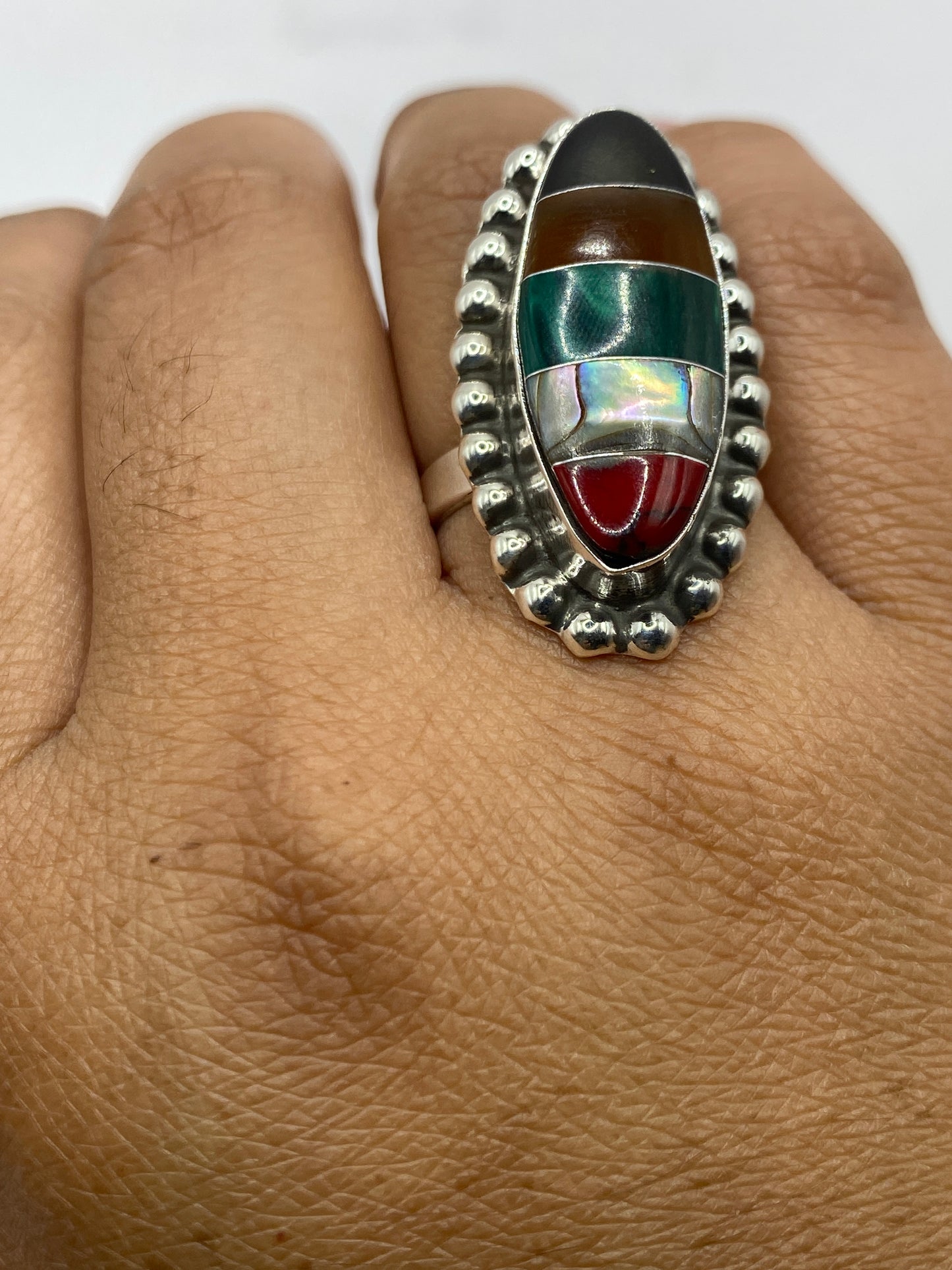Anillo ajustable en dedo con la malaquita verde brillante y el Quinto .925 visible en la base