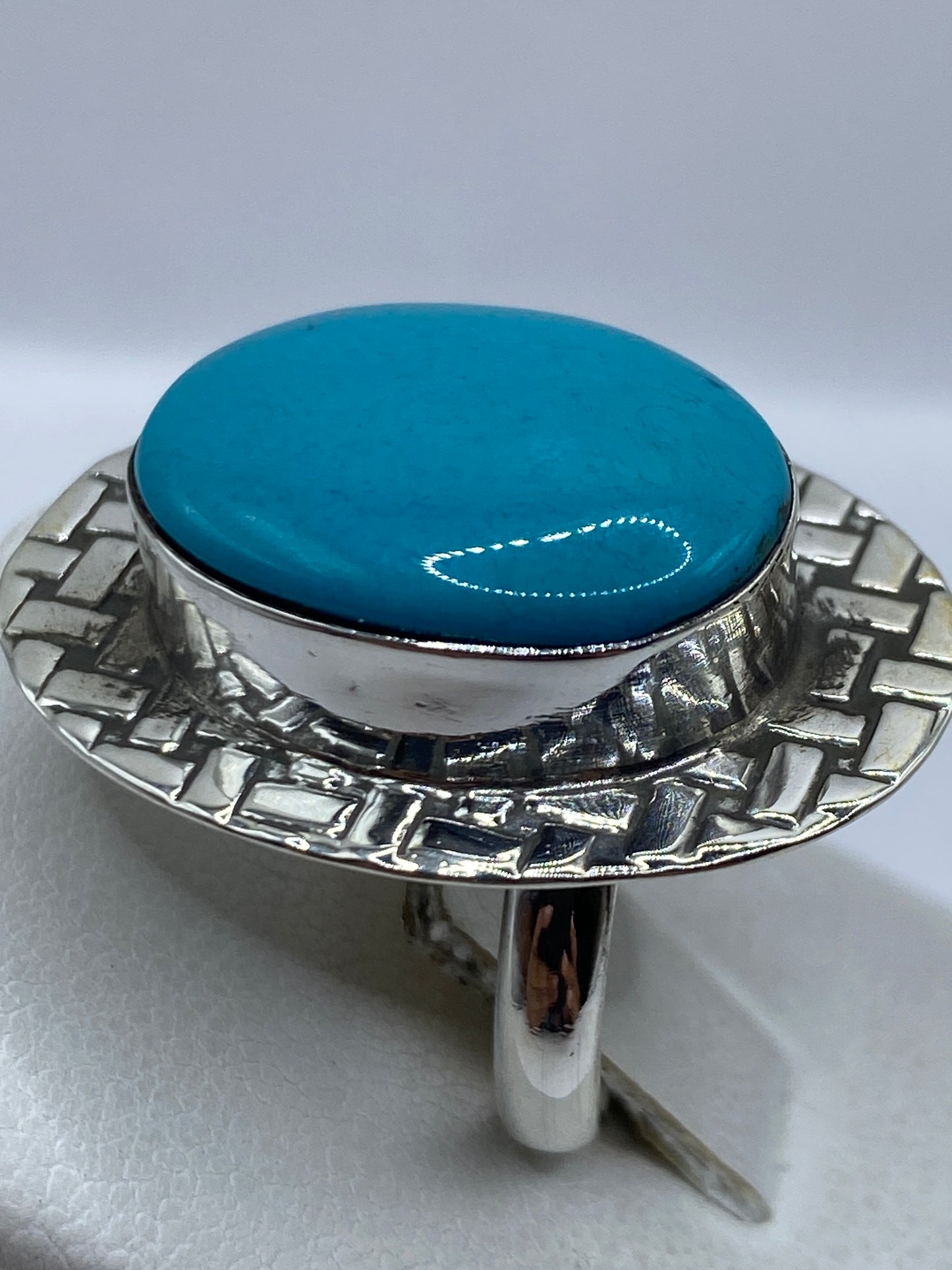 Detalle del engaste a mano de la turquesa en plata .925