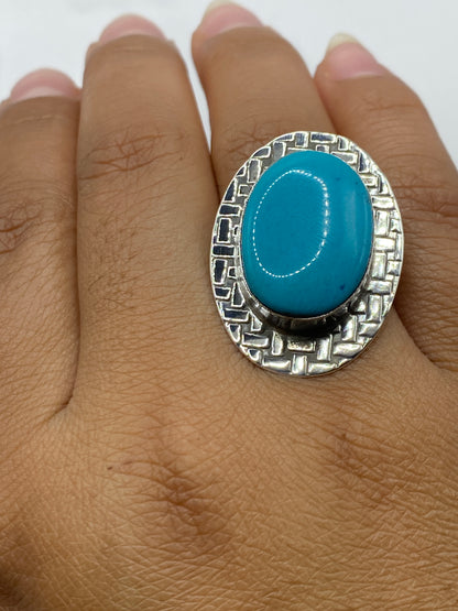 Anillo sobre fondo blanco mostrando el Quinto 925 grabado