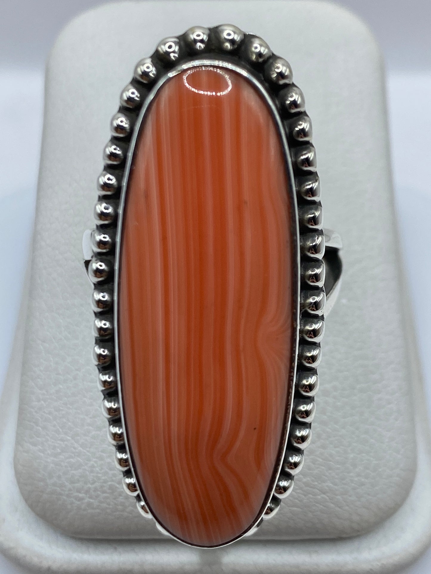 Anillo de plata .925 con coral natural engastado, borde granulado, talla 8 — vista frontal
