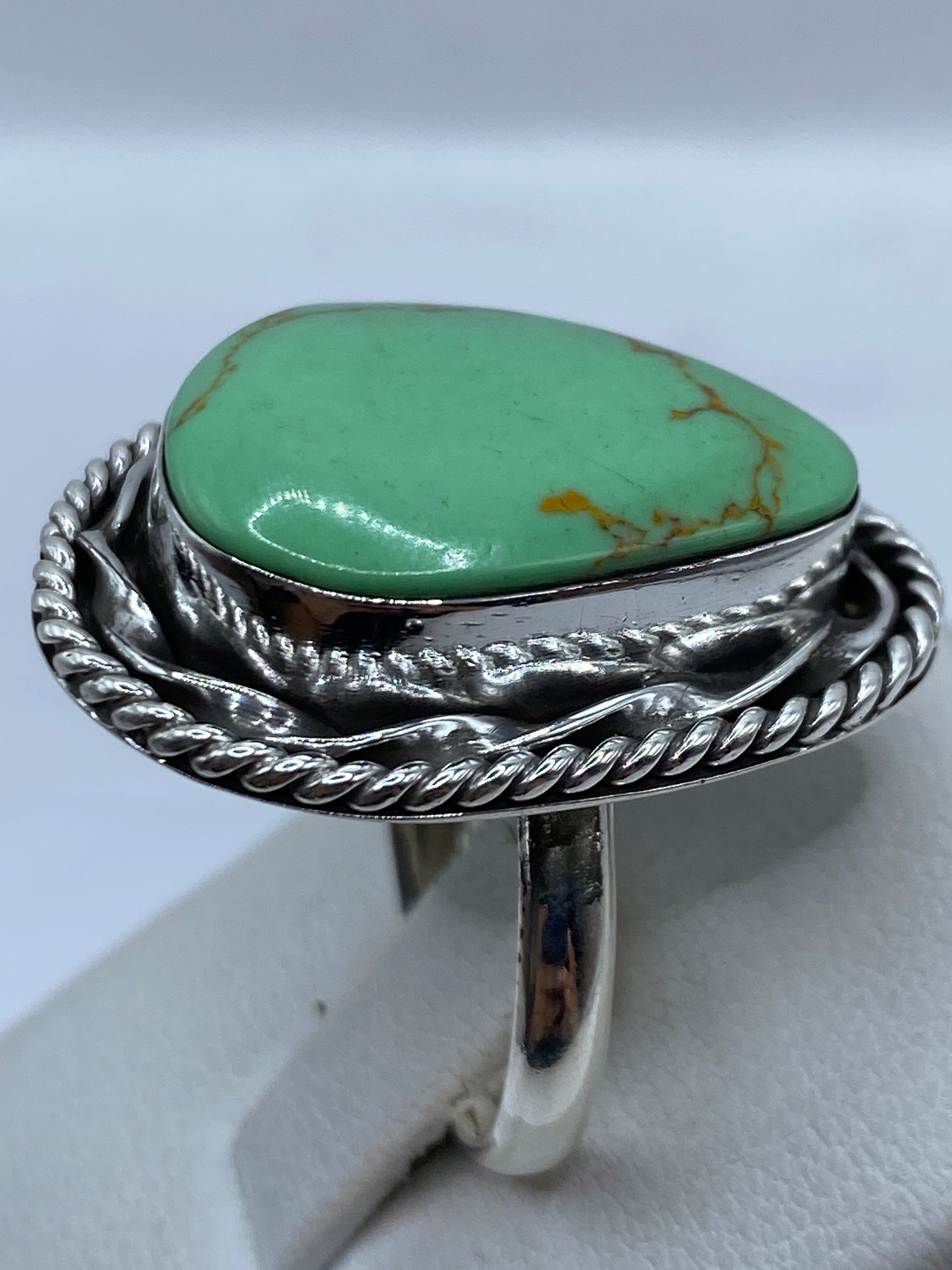 Vista frontal del anillo de plata .925 con piedra verde pulida