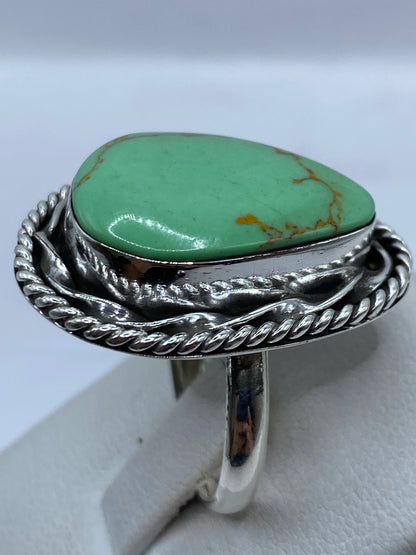 Vista frontal del anillo de plata .925 con piedra verde pulida