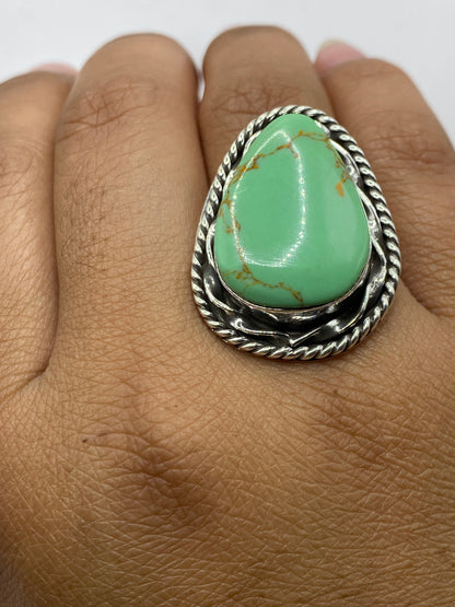 Anillo sobre fondo gris con la marca de Quinto .925 visible en la base
