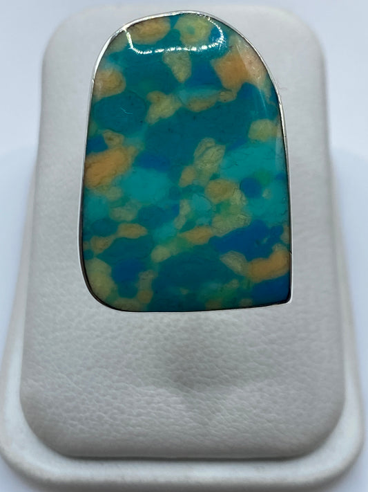 Anillo ajustable de plata con piedra multicolor en azul, verde y amarillo dorado