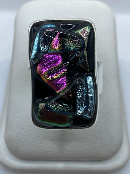 Anillo de plata .950 ajustable con piedras multicolor en tonos púrpura, azul, verde y rosa sobre fondo blanco