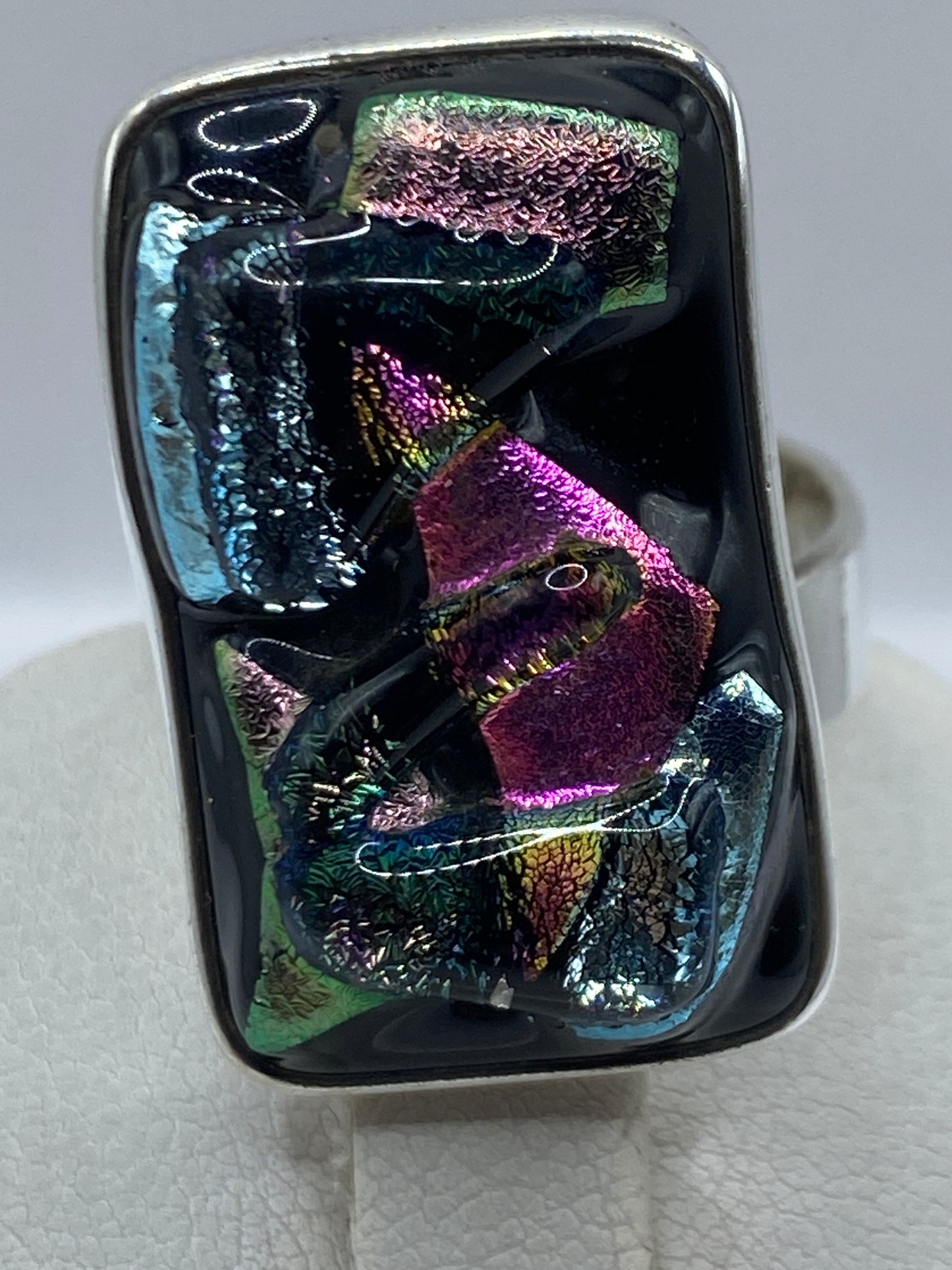 Detalle frontal del anillo con diseño geométrico de piedras de colores vibrantes