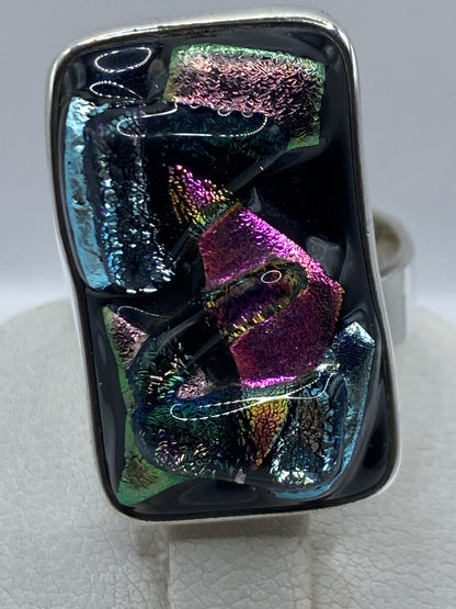 Detalle frontal del anillo con diseño geométrico de piedras de colores vibrantes