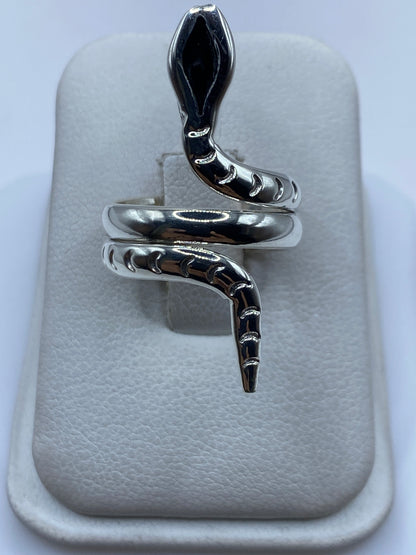 Anillo giratorio de plata .925 en forma de serpiente enrollada, sobre almohada blanca