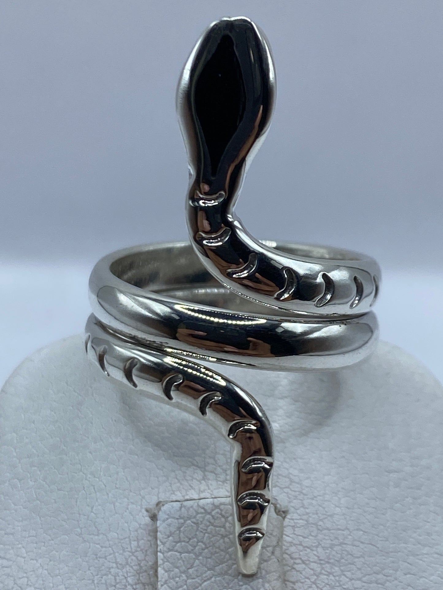 Anillo en dedo con detalle de las bandas giratorias de plata