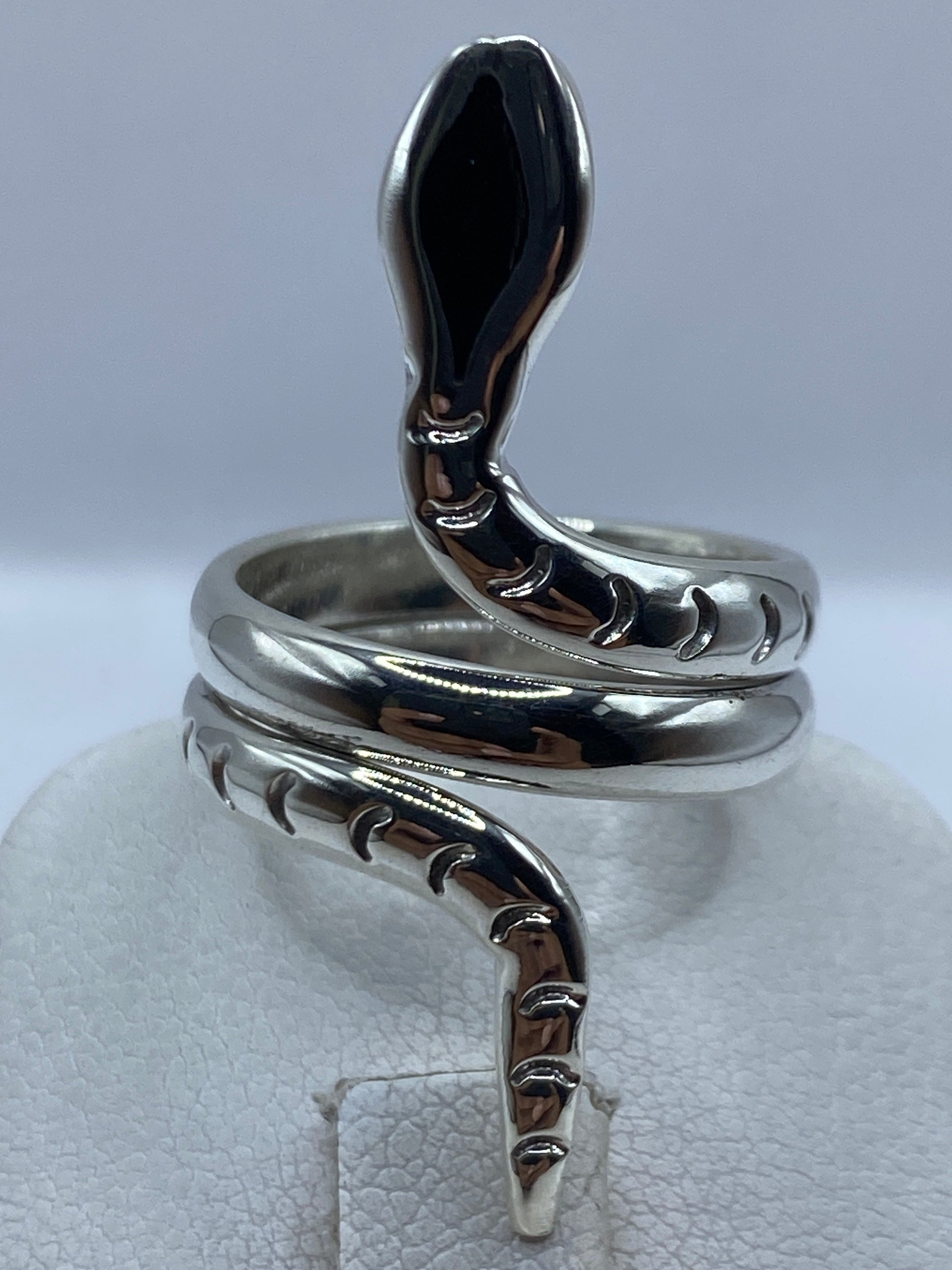 Anillo en dedo con detalle de las bandas giratorias de plata