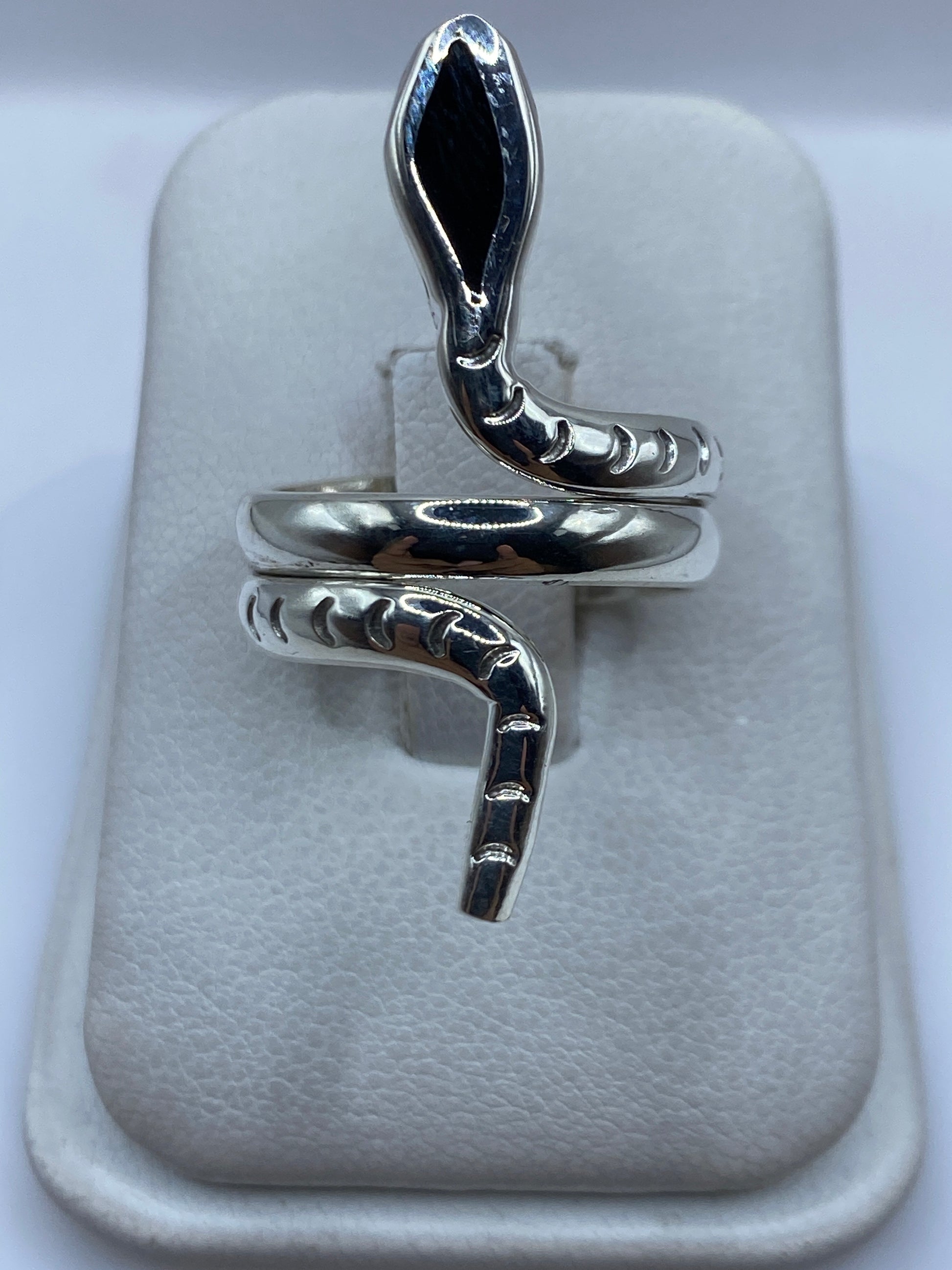 Anillo serpentina de plata .925 sobre dedo, mostrando el flujo continuo del diseño