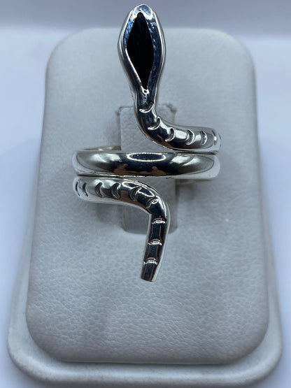 Anillo serpentina de plata .925 sobre dedo, mostrando el flujo continuo del diseño