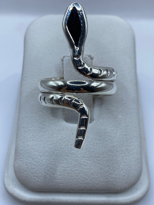 Anillo serpentina de plata .925 sobre dedo, mostrando el flujo continuo del diseño