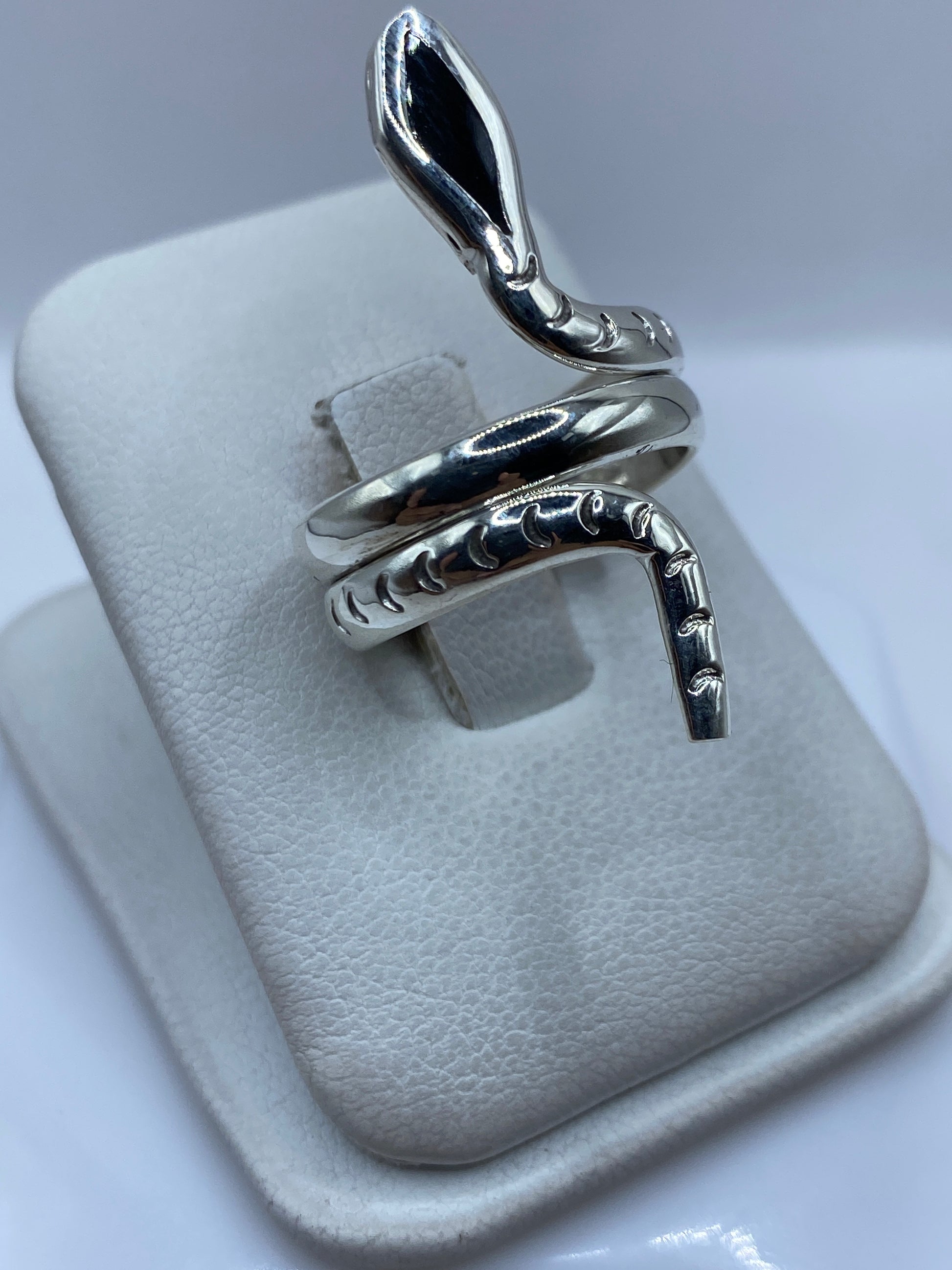 Vista superior del anillo de plata en forma de serpiente, pulido brillante