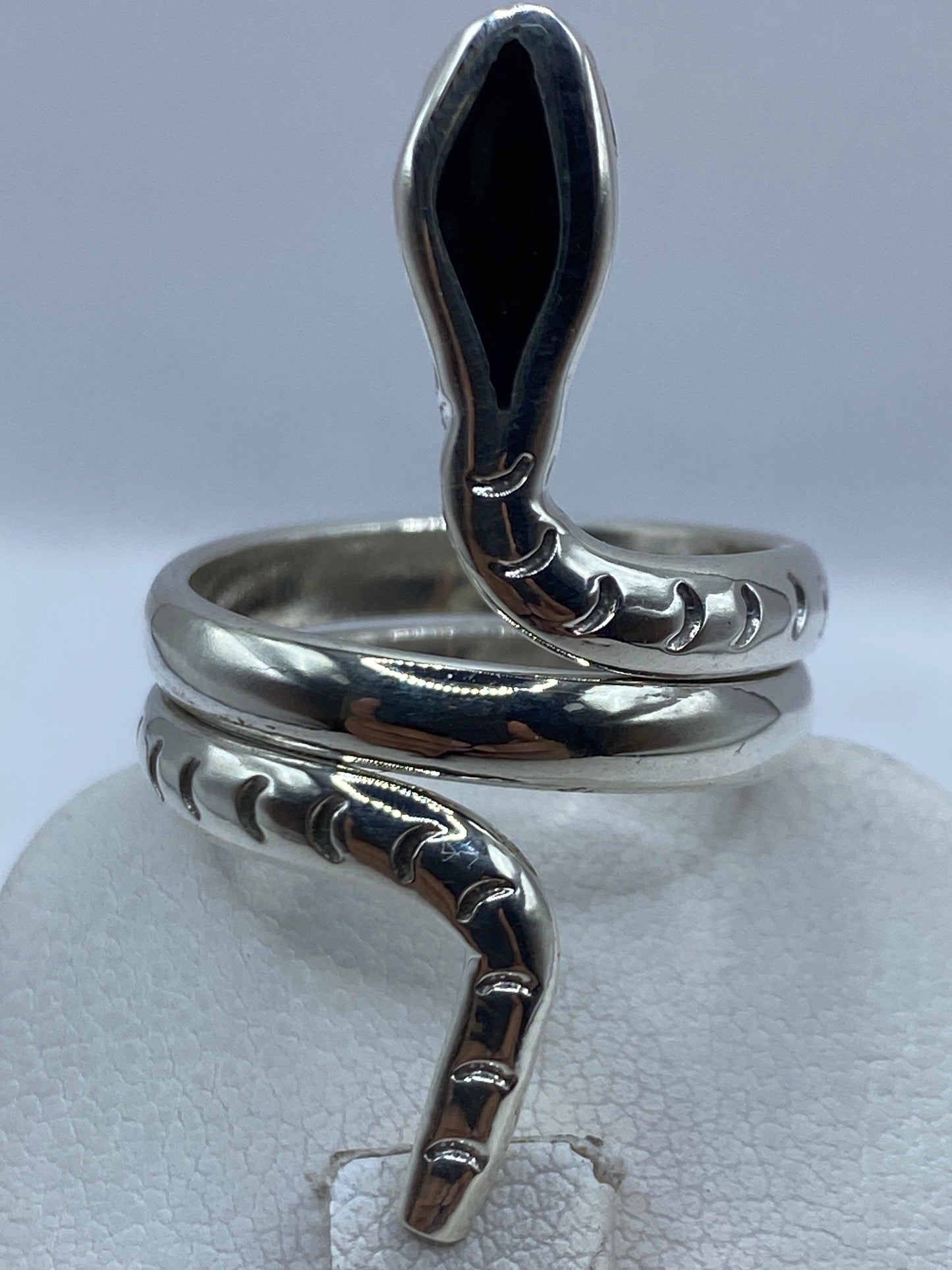 Anillo serpentina de Taxco ajustable, detalle del acabado en plata pura