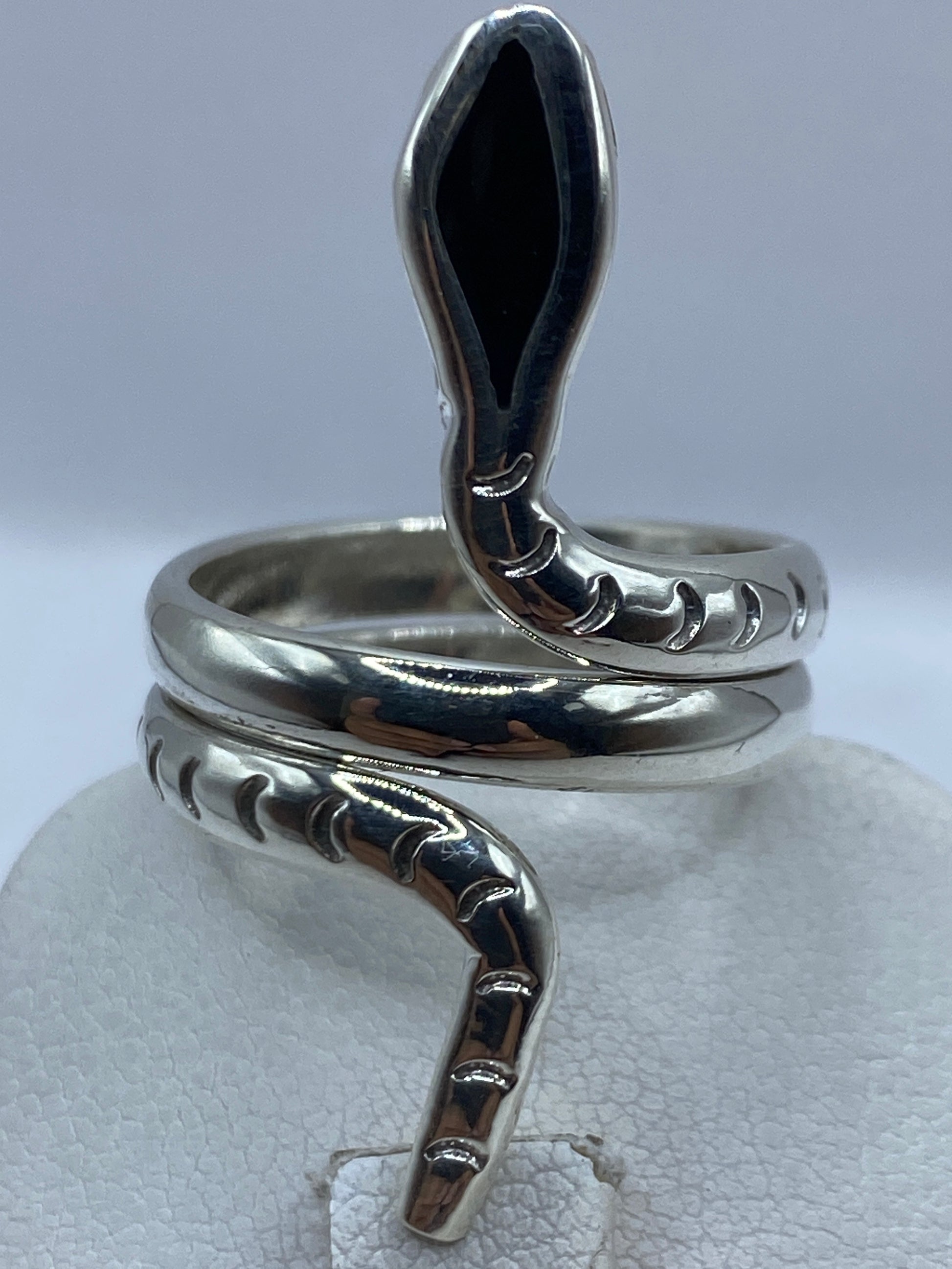 Anillo serpentina de Taxco ajustable, detalle del acabado en plata pura