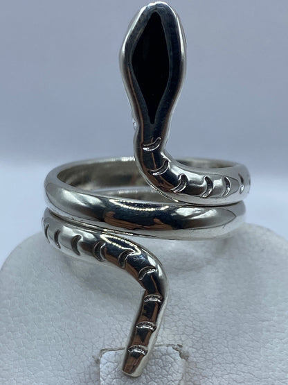 Anillo serpentina de Taxco ajustable, detalle del acabado en plata pura