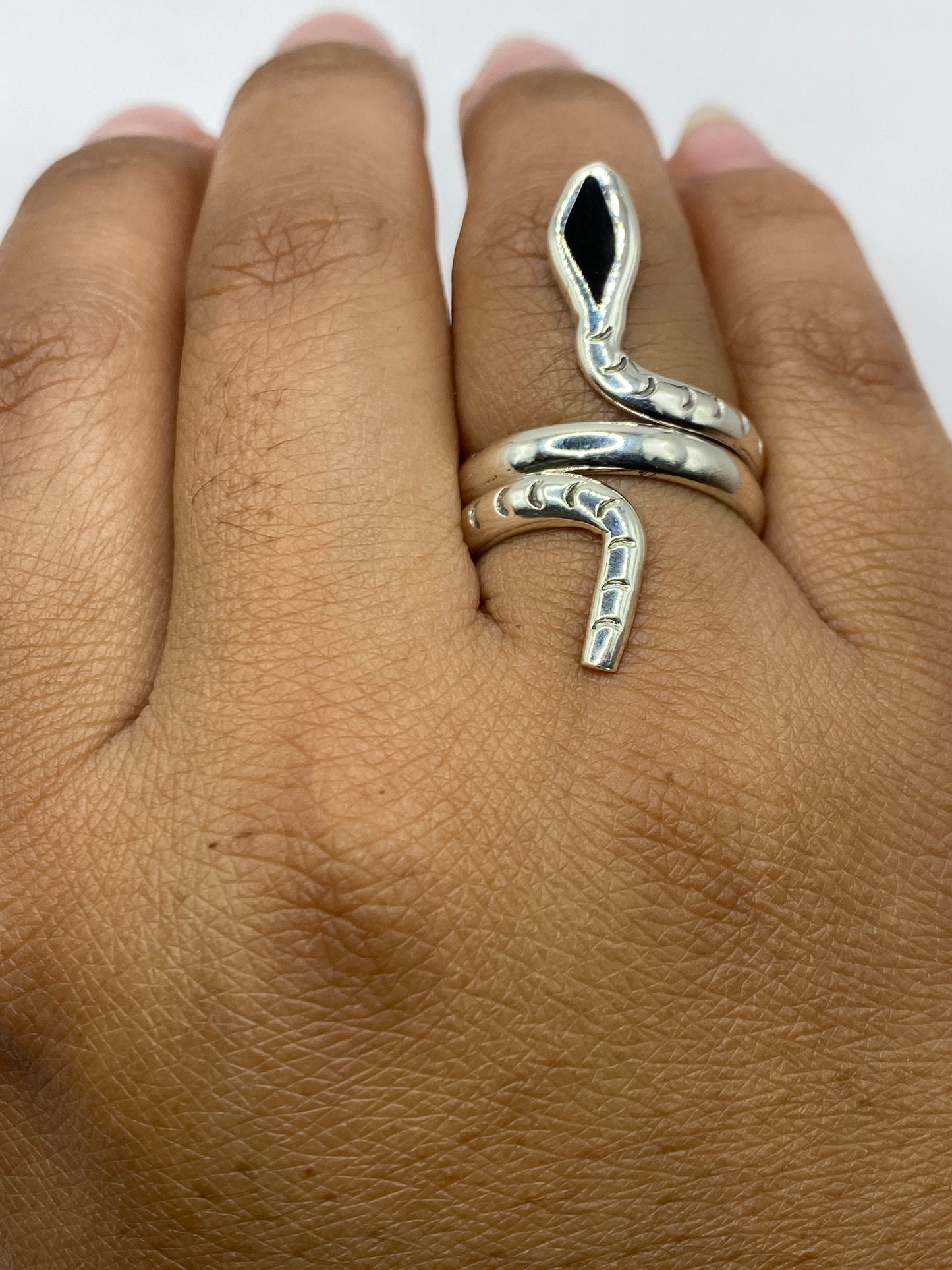 Anillo sobre balanza mostrando peso de 6.7 gramos, certificado de autenticidad visible