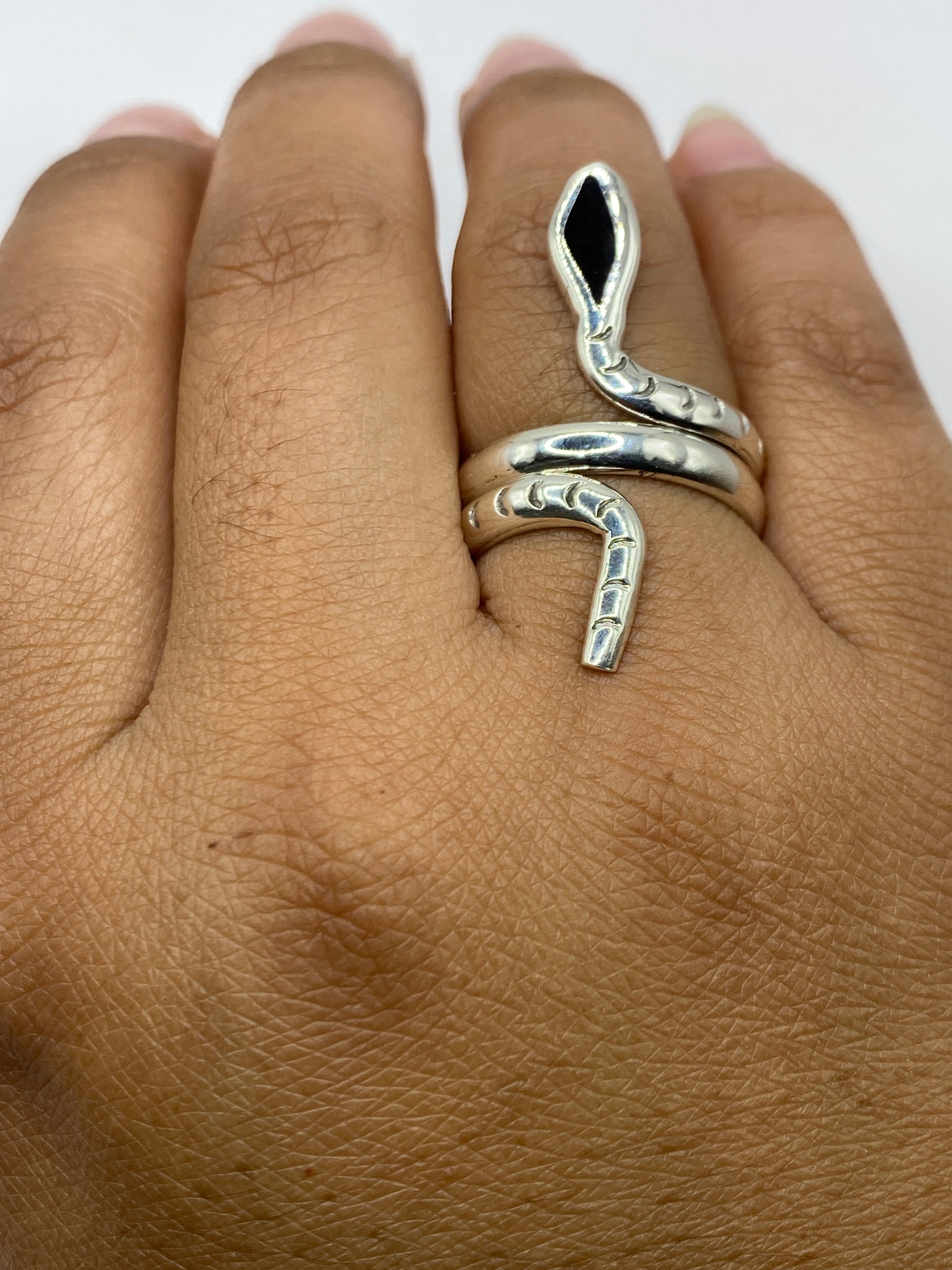 Anillo sobre balanza mostrando peso de 6.7 gramos, certificado de autenticidad visible
