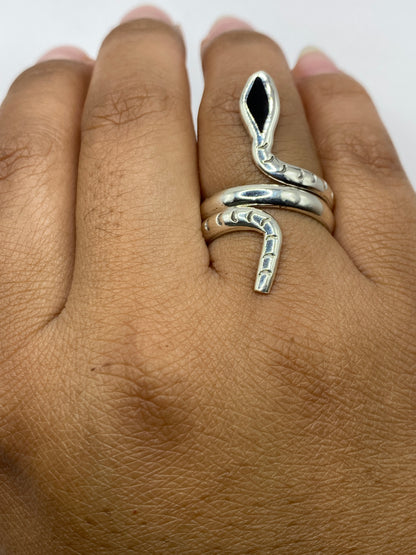 Anillo sobre balanza mostrando peso de 6.7 gramos, certificado de autenticidad visible