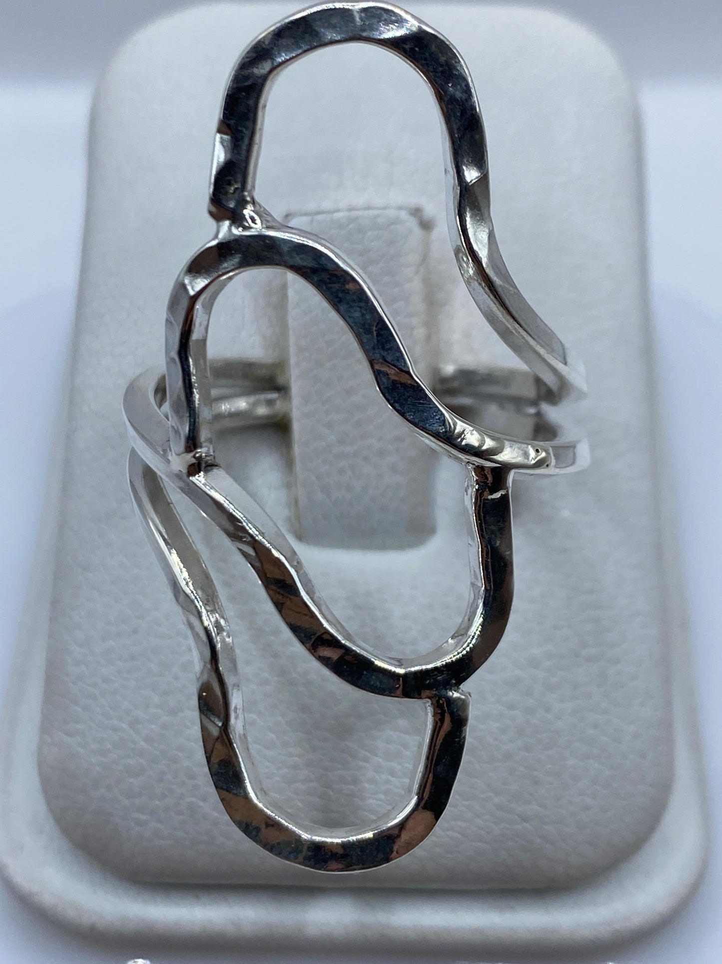 Anillo de plata repujado con tres cuerpos fluidos conectados en relieve