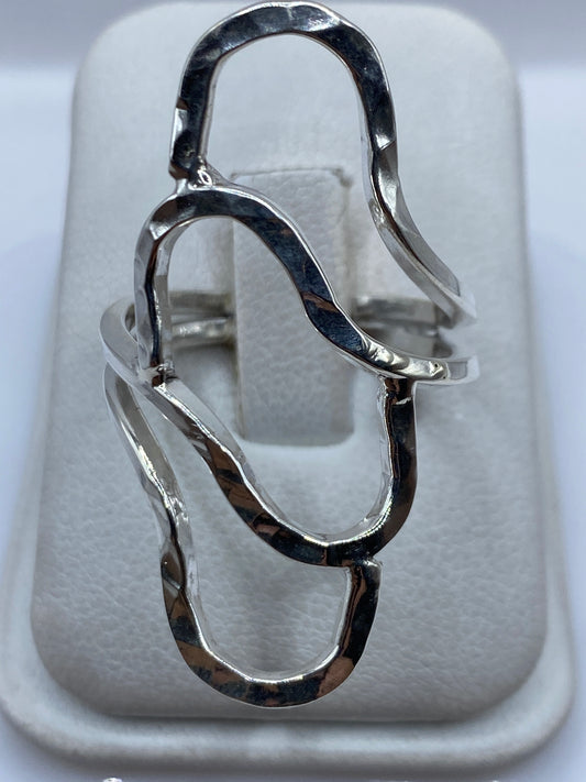Anillo de plata repujado con tres cuerpos fluidos conectados en relieve