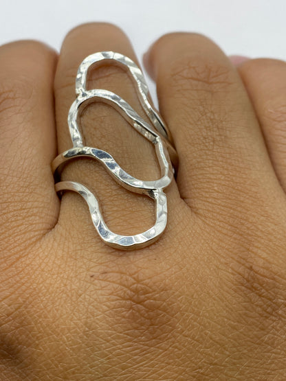 Anillo sobre fondo blanco mostrando la talla 11 y el Quinto .925