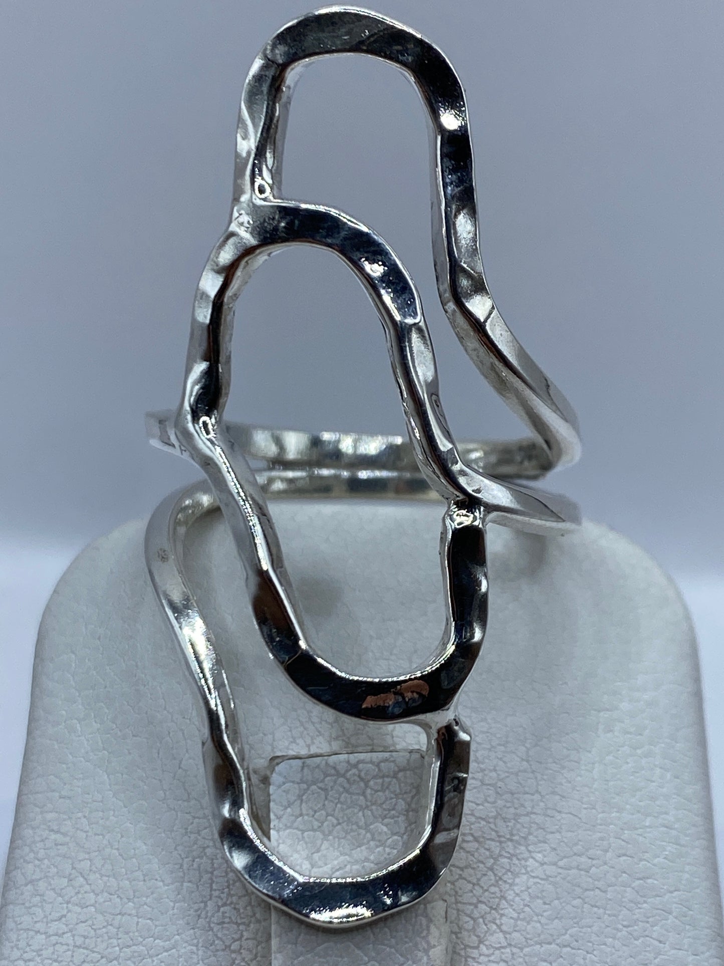 Anillo de plata .925 repujado en la mano de una mujer
