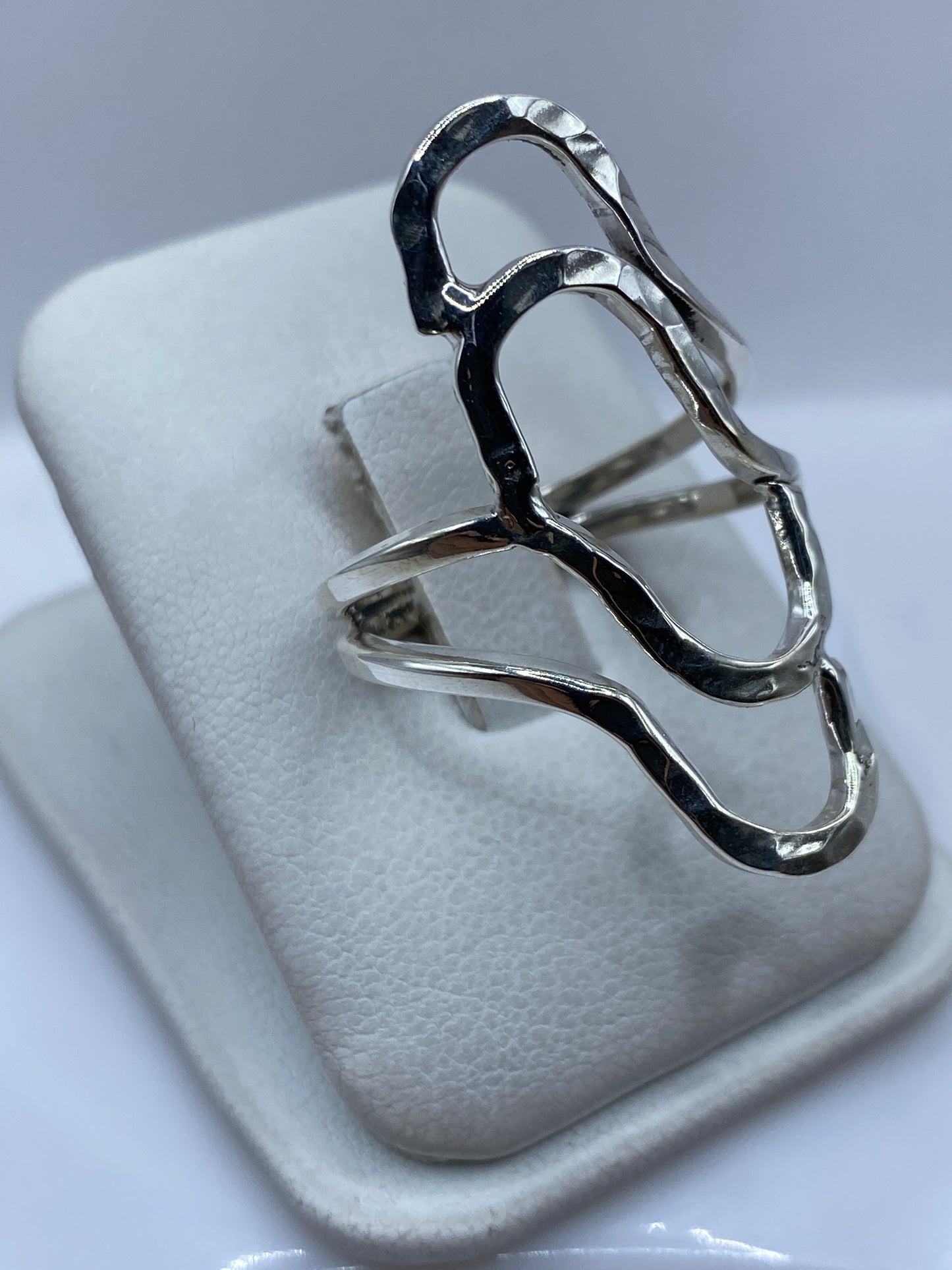 Detalle del repujado a mano en anillo de plata .925