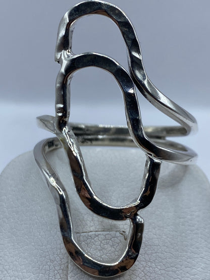Anillo de plata minimalista sobre fondo blanco mostrando el Quinto