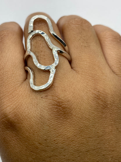 Anillo sobre fondo gris mostrando el Quinto .925