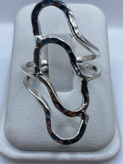 Anillo de plata repujado minimalista en talla 11 sobre fondo blanco