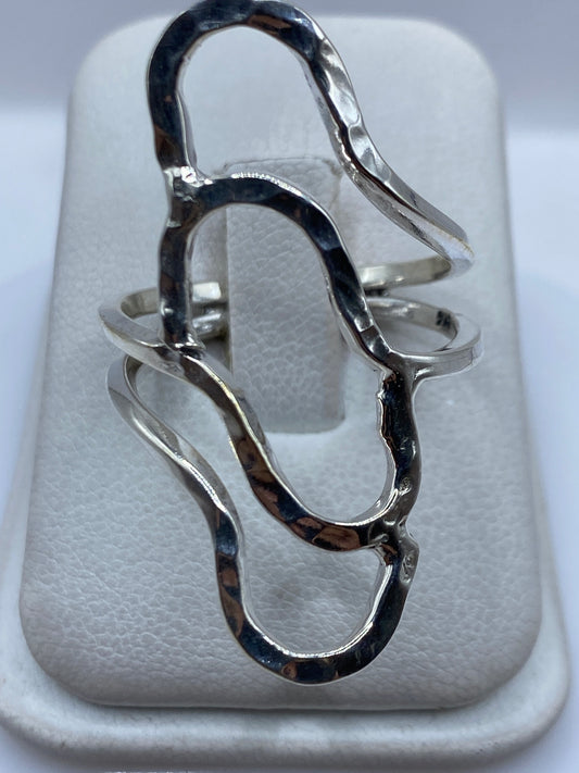Anillo de plata repujado minimalista en talla 11 sobre fondo blanco