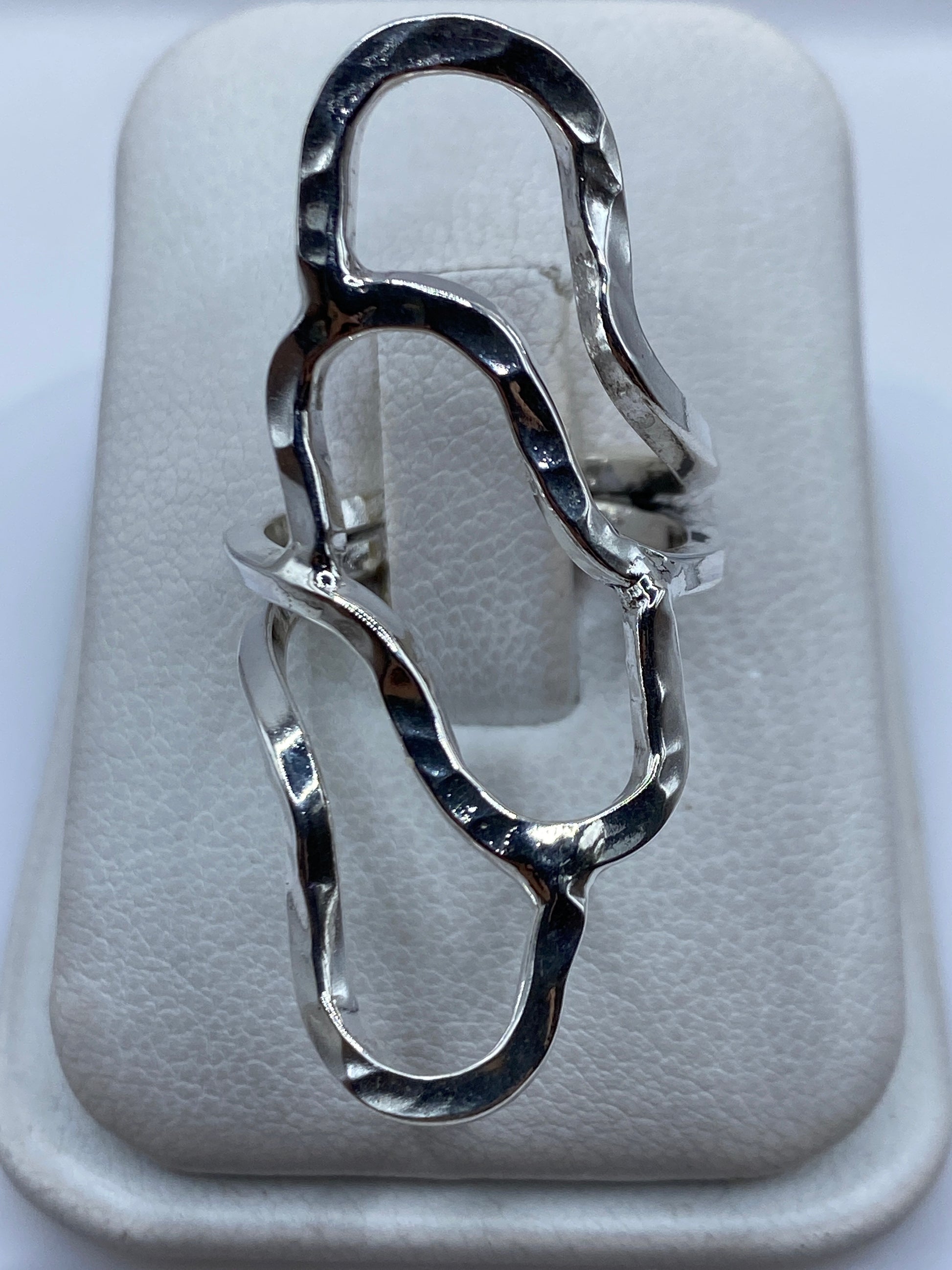 Anillo de plata repujado ondulante con relieve artesanal de Taxco