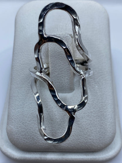 Anillo de plata repujado ondulante con relieve artesanal de Taxco