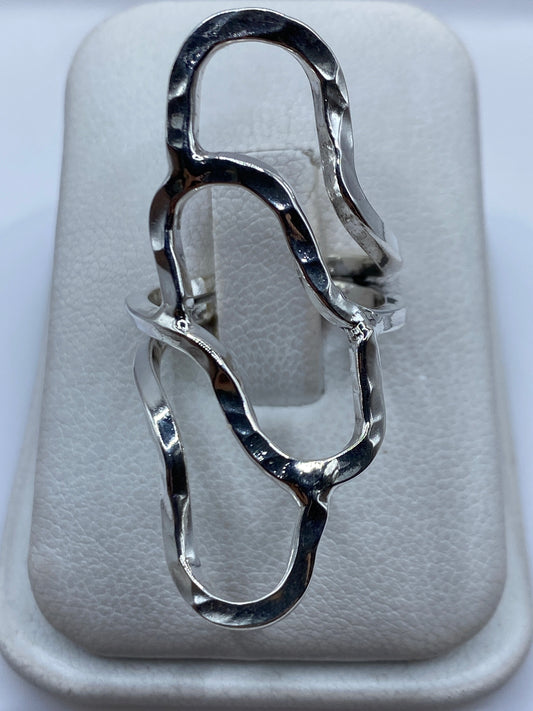 Anillo de plata repujado ondulante con relieve artesanal de Taxco
