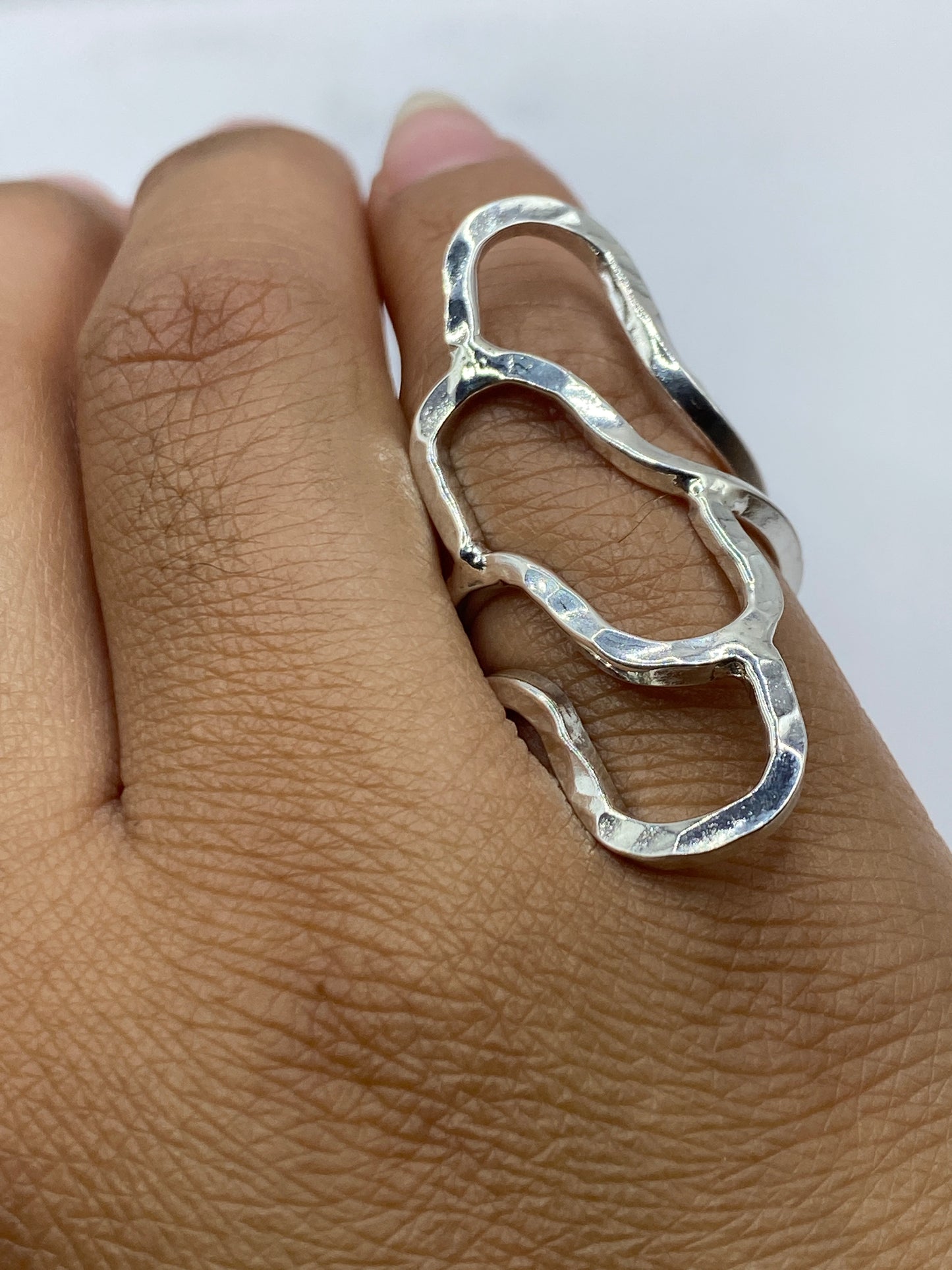 Anillo sobre fondo blanco con marca .925 visible