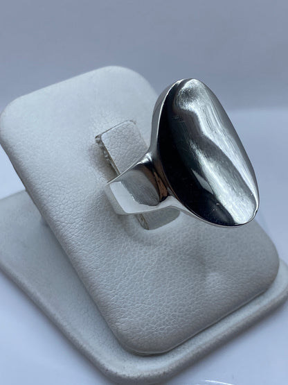 Anillo de plata pura en perfil, mostrando el peso y la solidez del diseño