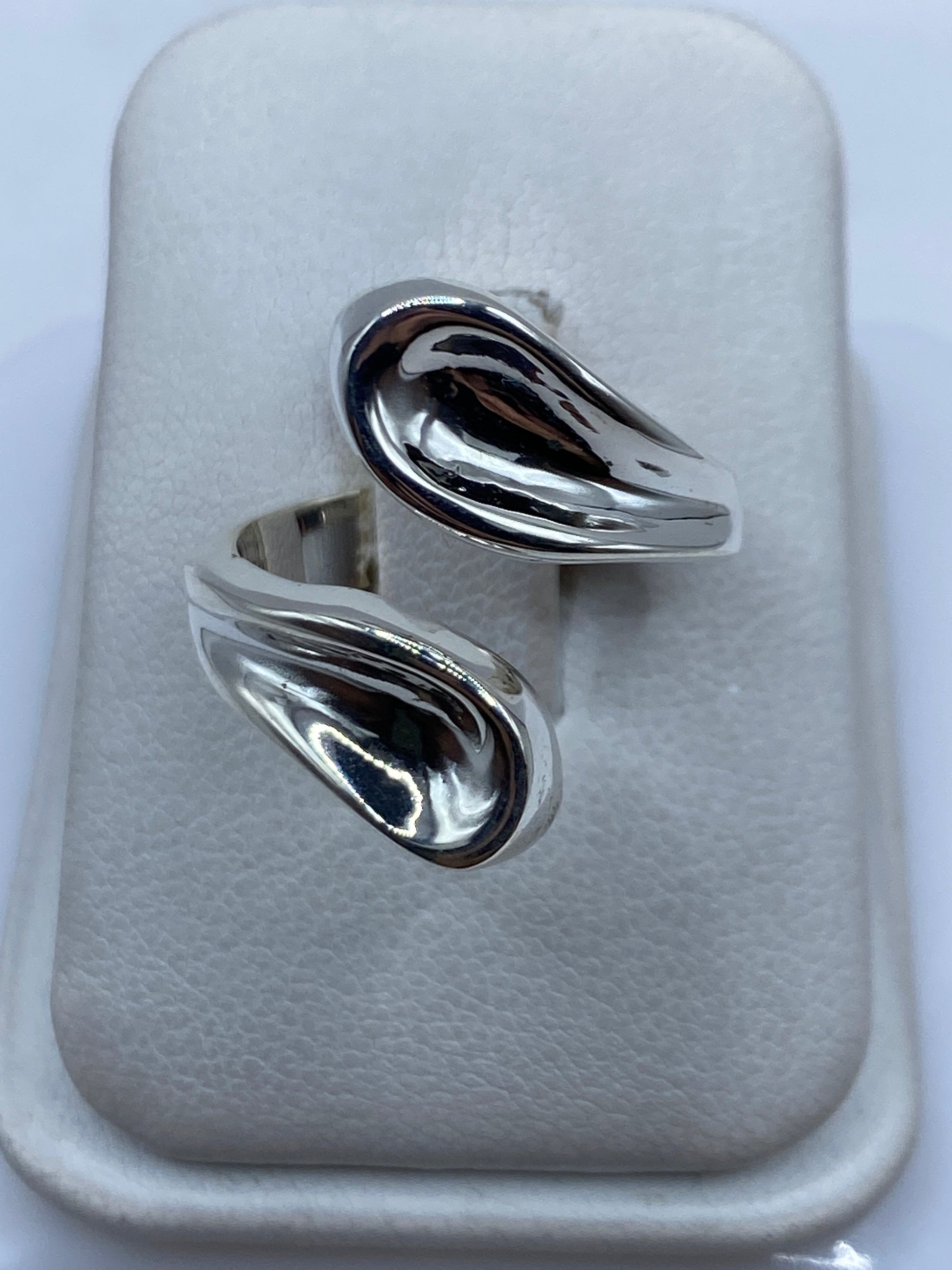 Anillo de plata cartoneado ajustable en estuche blanco, vista frontal de ambas piezas