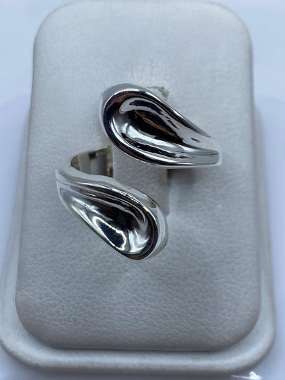 Anillo de plata cartoneado ajustable en estuche blanco, vista frontal de ambas piezas