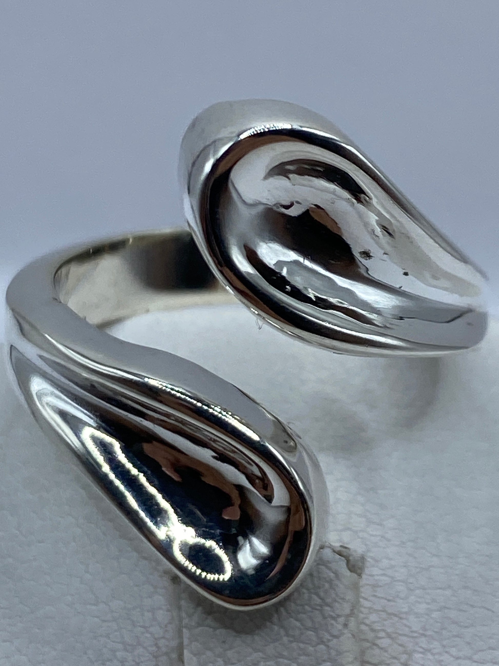 Vista lateral del anillo cartoneado en plata .925 con Quinto visible