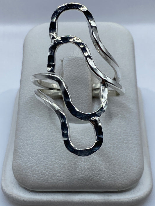 Anillo de plata .925 en repujado artesanal de Taxco, vista frontal en soporte
