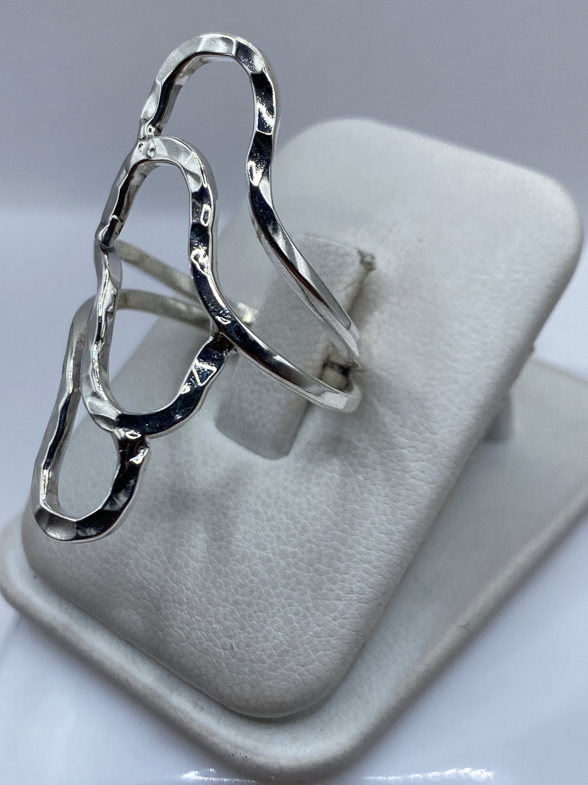 Anillo de plata repujada mostrando el relieve único de la técnica a mano