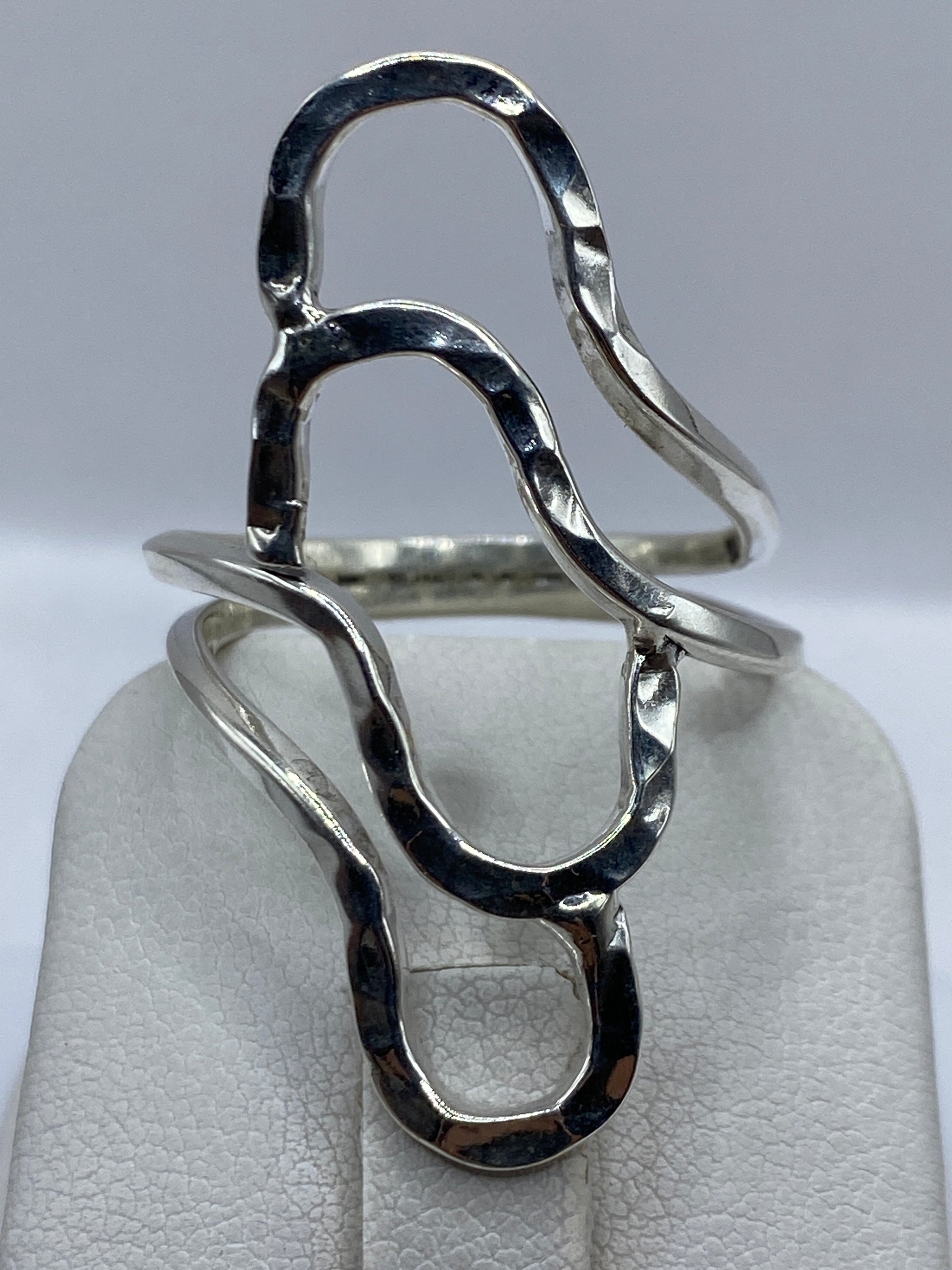 Detalle del repujado y el acabado pulido del anillo en plata .925
