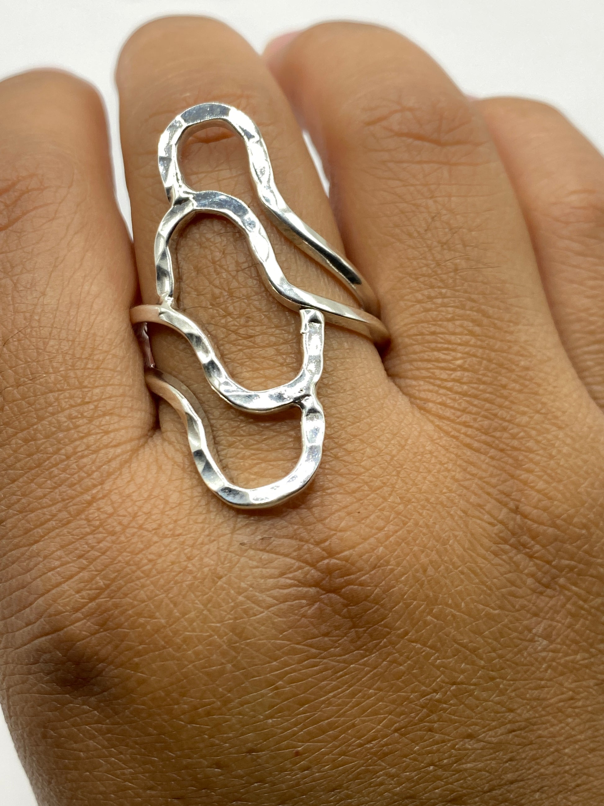 Anillo en la mano de una mujer, talla 11, demostrando el peso y la solidez