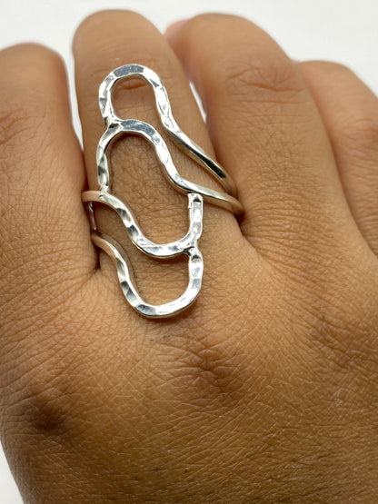 Anillo en la mano de una mujer, talla 11, demostrando el peso y la solidez