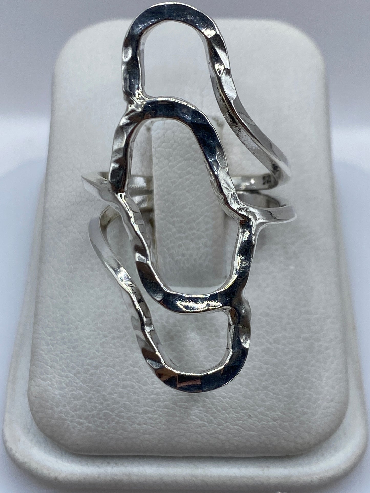Anillo de plata repujado con volumen escultórico en forma de dos óvalos conectados, talla 8