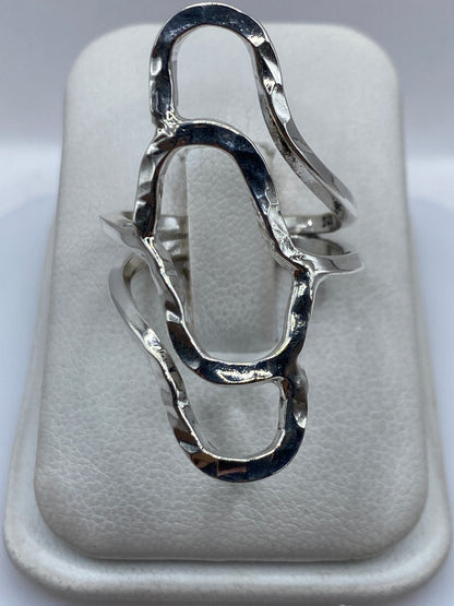 Anillo de plata repujado con volumen escultórico en forma de dos óvalos conectados, talla 8