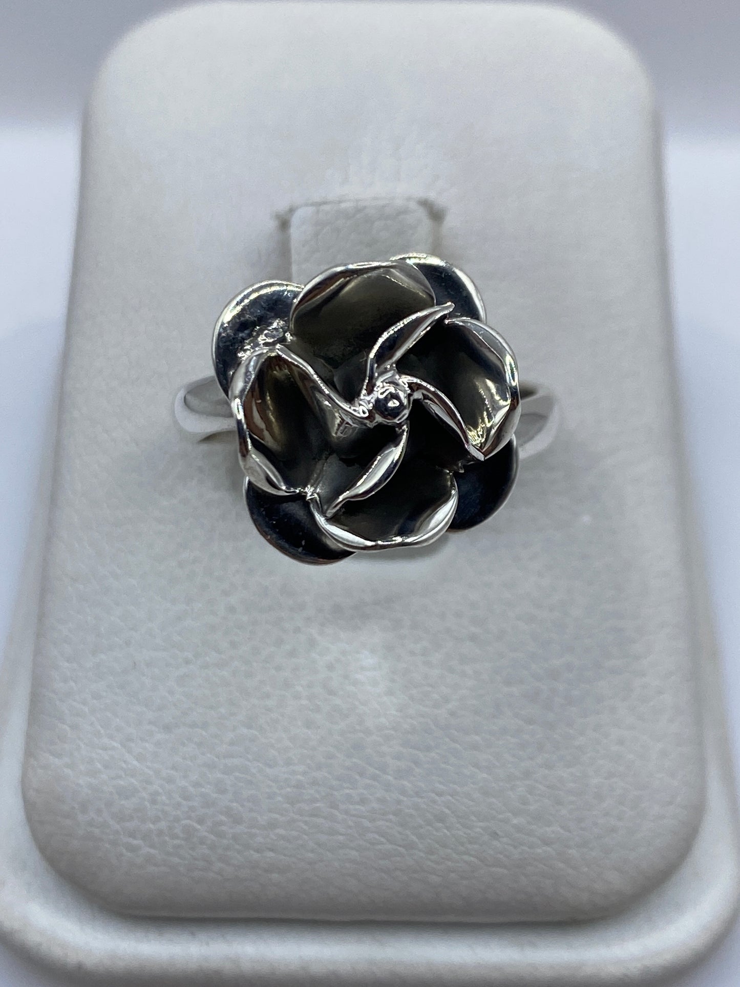 Anillo floral de plata .925 ajustable visto desde arriba en estuche blanco